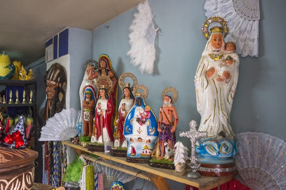 Aunque los Yorubas fueron arrebatados de sus hogares en Africa y esclavizados en el Nuevo Mundo, sus orishas, su religión y sus poderes nunca pudieron ser encadenados, y la religión ha sobrevivido al presente, creciendo en popularidad y fervientes hasta en lugares tan lejanos como al norte de Europa.