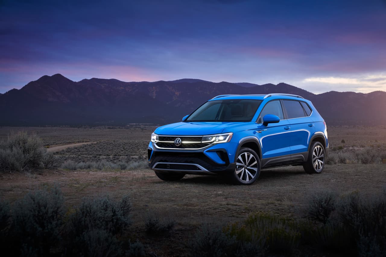 Este año, primero fuimos testigos del lanzamiento de la Atlas Cross Sport y luego de la ID.4, la primera SUV eléctrica del fabricante que incluso planea producir en su planta de Chattanooga, Tennessee. Ahora, Volkswagen nos muestra a la integrante más reciente de su familia de SUVs compactas, la Taos 2022.