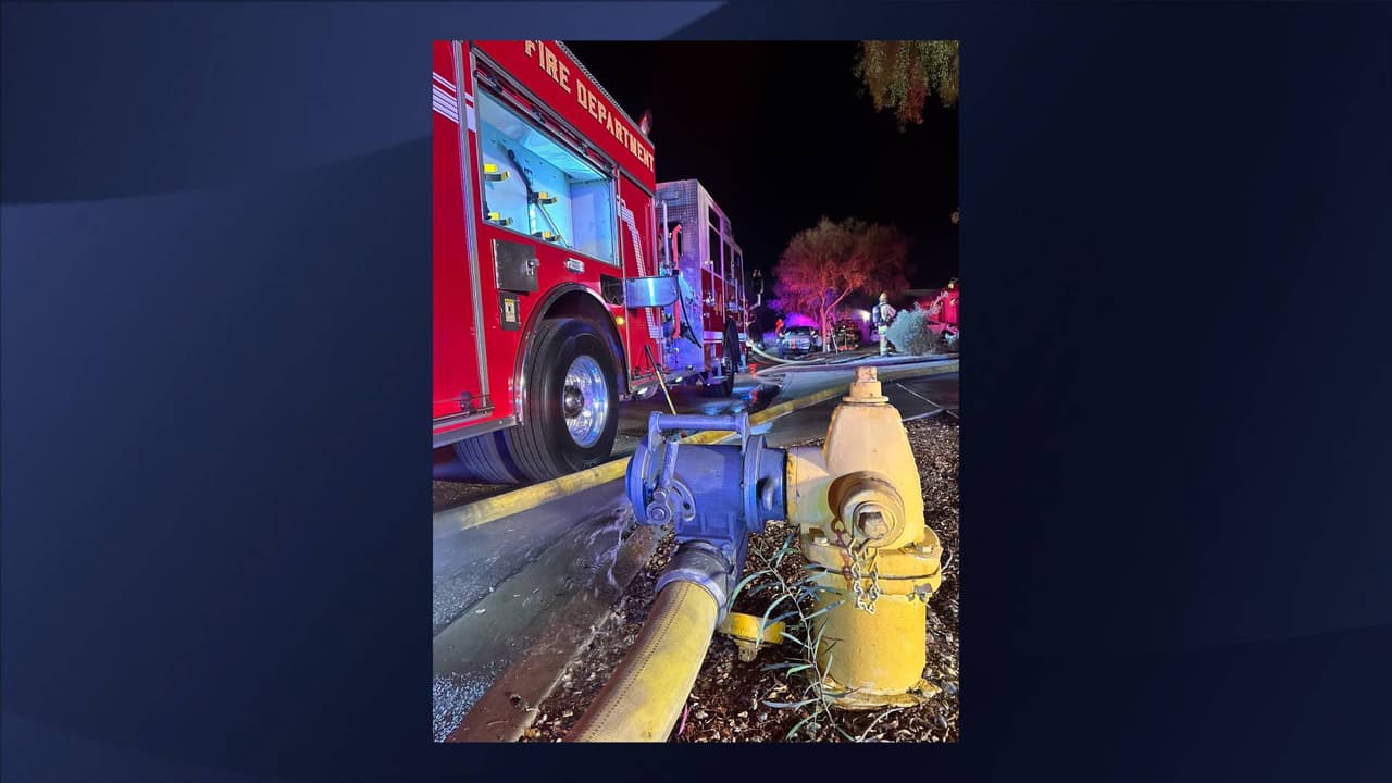 De inmediato se desplegaron mangueras para atacar el fuego desde afuera y posteriormente desde el interior para poder controlar las llamas.
