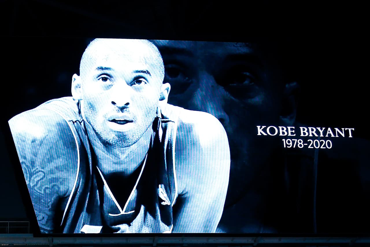 Desde entonces, les han rendido múltiples homenajes, 
<b><a href="https://www.univision.com/famosos/dios-te-extrano-viuda-de-kobe-bryant-divulga-emotivas-imagenes-del-retiro-de-la-camiseta-de-su-fallecida-hija-video">organizados tanto en la escuela en la que estudió</a></b> como en el pasado Super Bowl y ahora en la entrega de los premios Oscar.