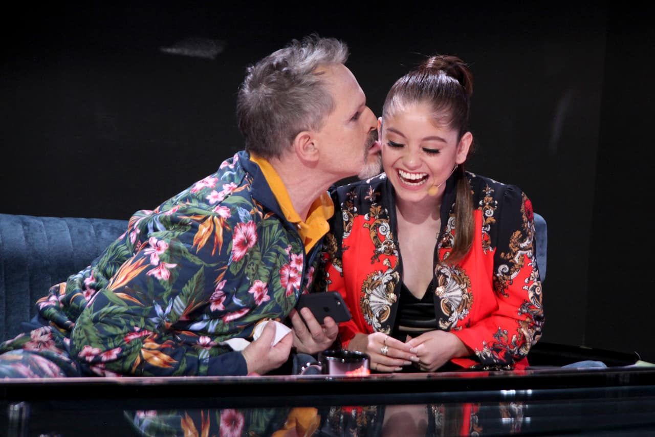 Siempre divertido con sus compañeras, Miguel Bosé también le mostró su cariño a la 'Jueza de Hierro', Karol Sevilla.