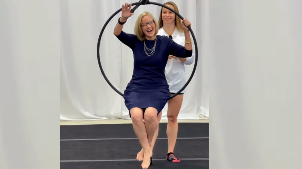 La alcaldesa de Miami, Eileen Higgins, visitó las instalaciones de Cirsencia Estudio, formada por exartistas de Cirque du Soleil, que ofrece clases de acrobacias, telas, trapecio y más. Esta visita forma parte de la semana de pequeños negocios.