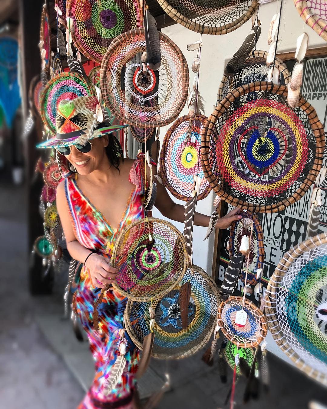 Cuando está de visita en México no se le escapa capturar las artesanías. Aquí la vemos camuflajeándose en ellas con su colorida vestimenta.