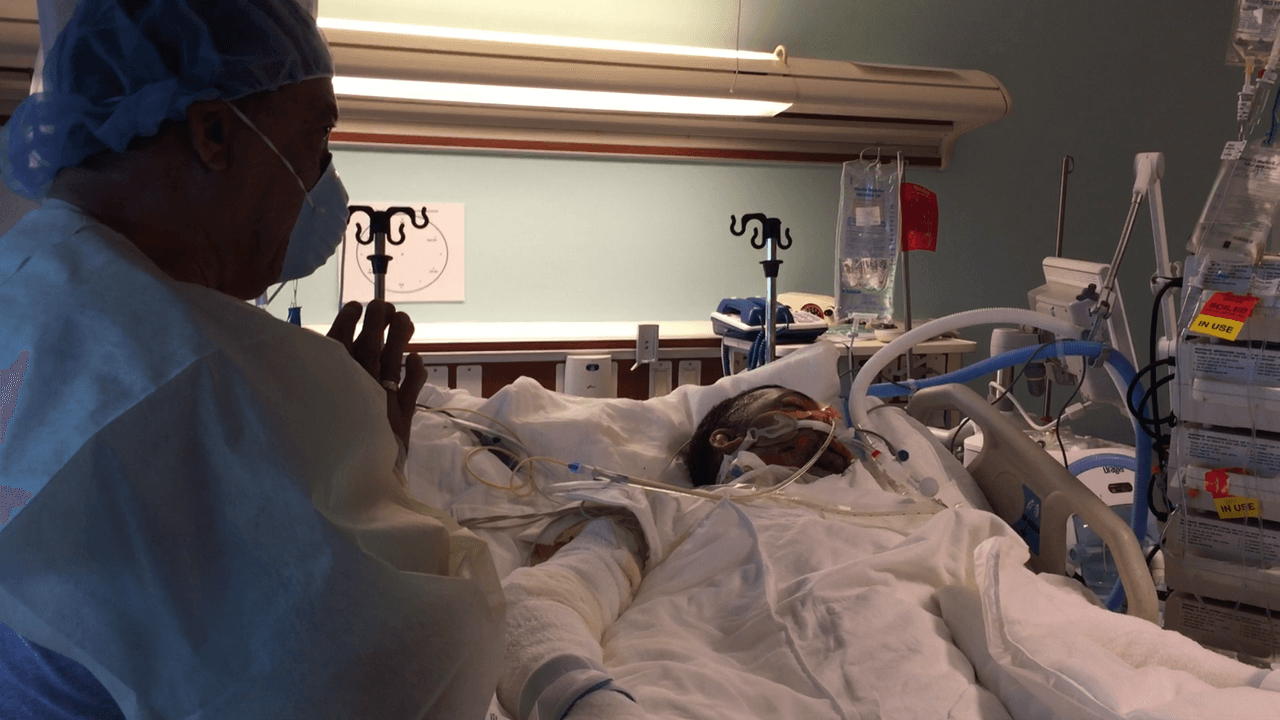 Adolescente lucha por sobrevivir luego de arriesgar su vida en medio de un incendio 