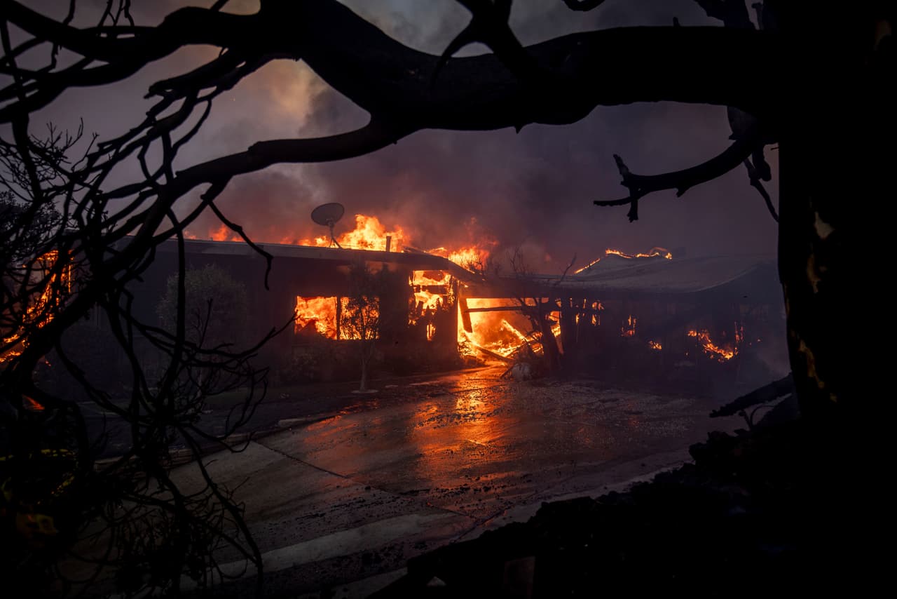 Preocupación en Malibu: La comunidad de Malibu, afectada previamente por incendios recientes, mantiene vigilancia constante y apoyo a evacuados.