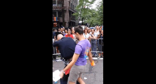 Policía fue captado perreando en el desfile del orgullo