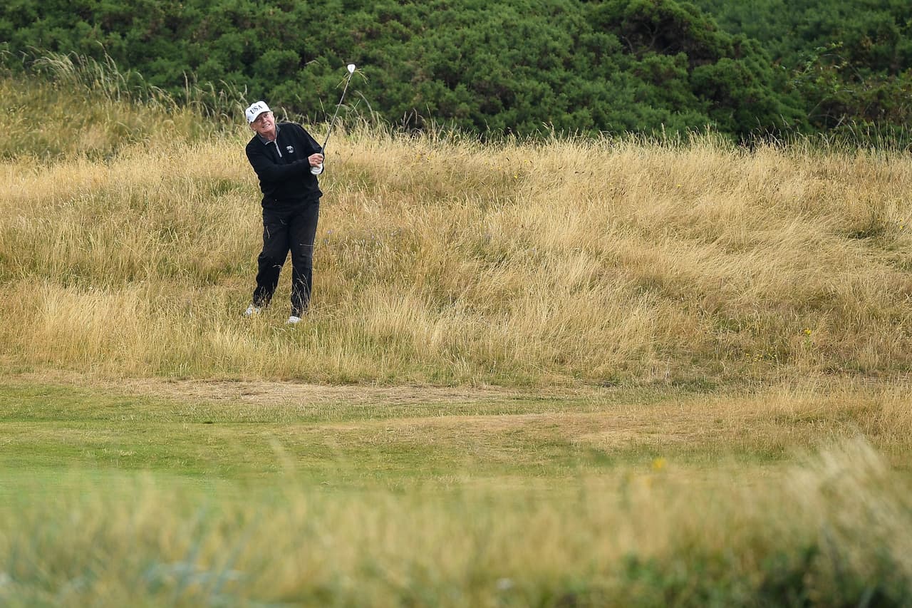 En el mundo del golf, hay voces que aseguran que el presidente no juega limpio. En 2019, el periodista deportivo Rick Reilly publicó un libro titulado "Commander in Cheat" (Comandante de la trampa) con varias anécdotas de golfistas que aseguran que el presidente hace trampa en el golf.
