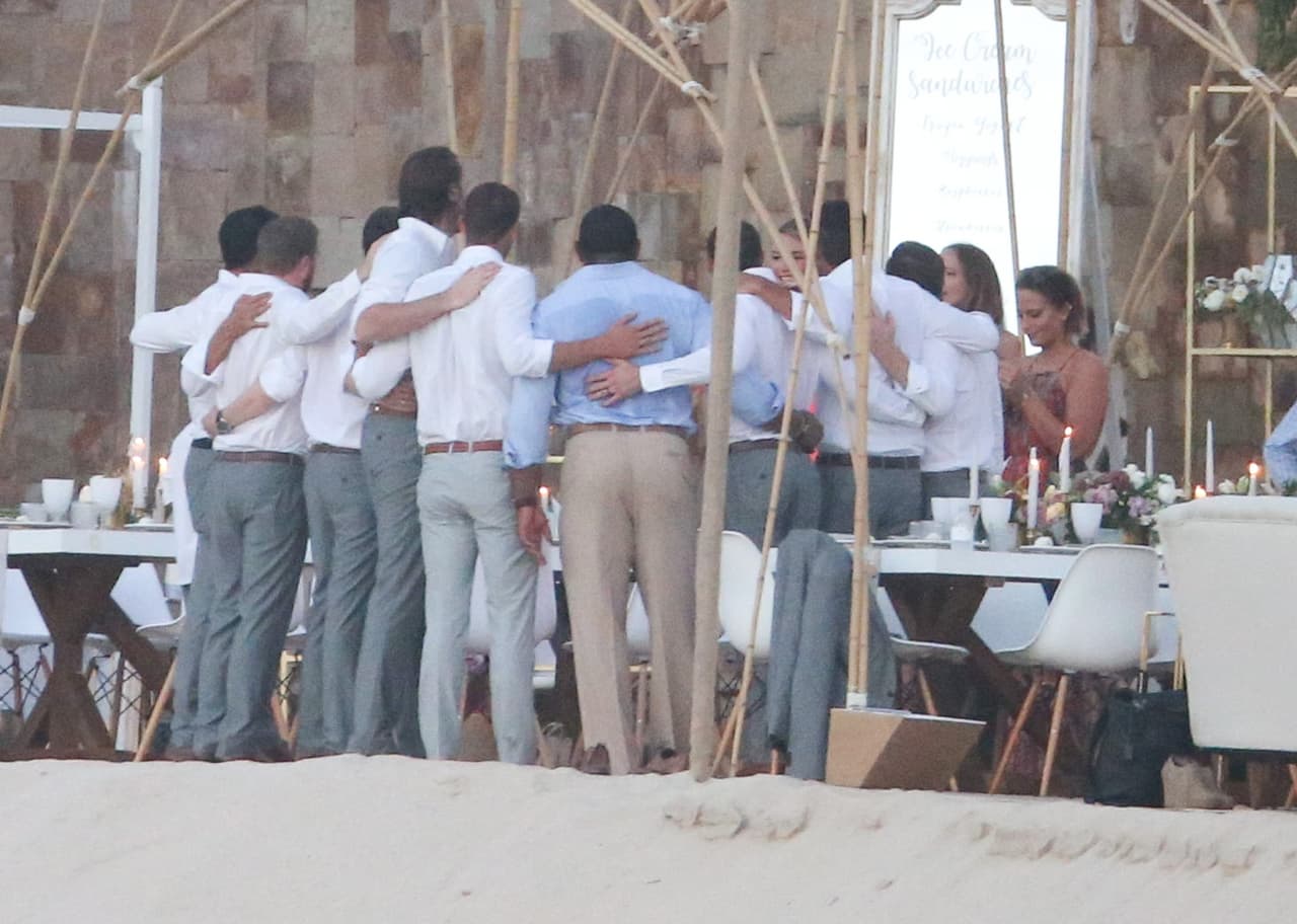 Los amigos de Phelps se abrazaron.