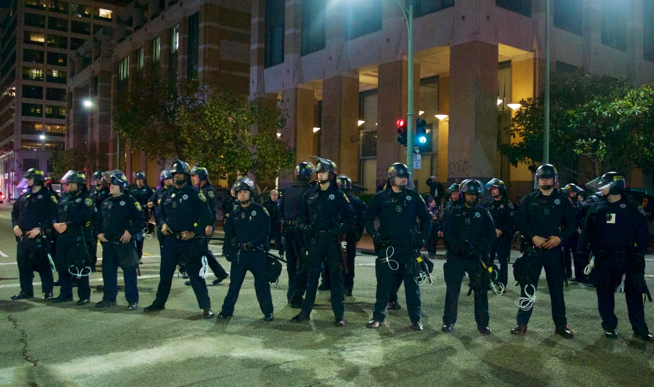 Aunque la policía estuvo presente durante la concentración en la plaza Ogawa de Oakland sin ningún inconveniente, una vez los manifestantes salieron a marchar, intentaron frenarles el paso en varias calles aledañas al City Hall.