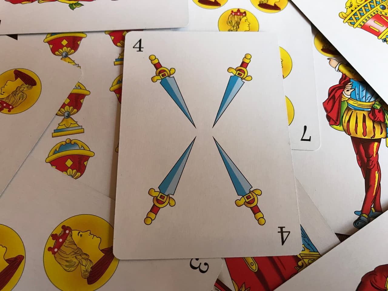 El 
<b>cuatro de espadas </b>indica que viene un periodo de mala salud, con una enfermedad muy dolorosa que puede hacernos sentir solos y muy alienados de nuestro entorno. Invertida, curiosamente su sentido cambia por completo ya que denota una gran fuerza interior y claridad mental.