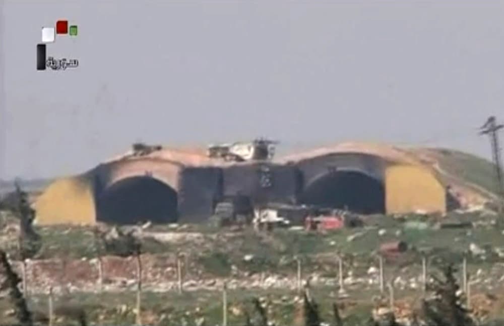 Esta imagen tomada de un video de la TV oficial siria, un canal del gobierno sirio que se corresponde con la información obtenida independientemente por la AP, muestra los hangares y aviones incendiados tras el ataque de Estados Unidos con misiles Tomahawk, base aérea Sharyat, viernes 7 de abril de 2017.