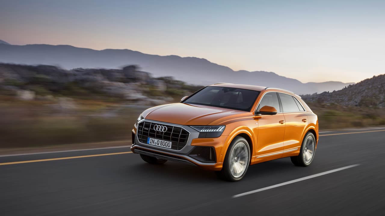 Sin embargo, la nueva Audi Q8,
<b><a href="https://www.univision.com/noticias/audi/audi-presento-en-el-auto-show-de-detroit-la-q8-concept-fotos?layoutType=flex#9f5fb7280000" target="_blank">cuyo concepto fue revelado en el Auto Show de Detroit 2017</a></b>, no es más grande que la Q7. Es poco más ancho en 1.06 pulgadas, 1.5 pulgadas más bajo y la longitud es apenas menor en esta nueva SUV. La Audi Q8 ostenta las siguientes medidas: 16.4 pies de longitud, 6.6 pies de ancho y 5.6 pies de alto.