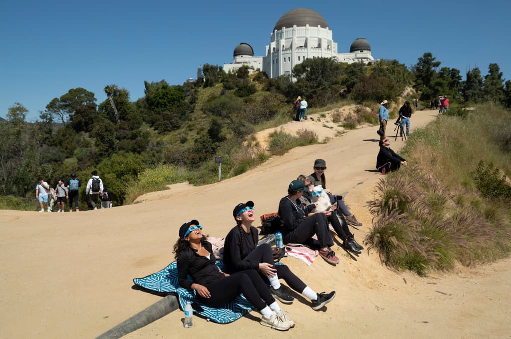 Incluso en lugares donde el eclipse no iba a poder ser observado en tu totalidad, la gente se congregó para no perderse este espectáculo. Cerca del Observatorio Griffith, en Los Ángeles California, la visibilidad iba a ser del 48.6%.