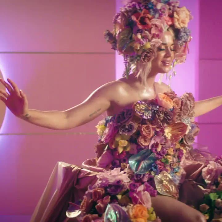 Al momento de compartir con el mundo su embarazo, 
<a href="https://www.univision.com/famosos/comenzo-con-glamur-y-termino-con-un-grito-la-inusual-forma-como-katy-perry-revelo-su-embarazo-video" target="_blank">la cantante confesó</a>: "Dios mío, me alegro de no tener que aguantar más o llevar un bolso grande, jajaja".