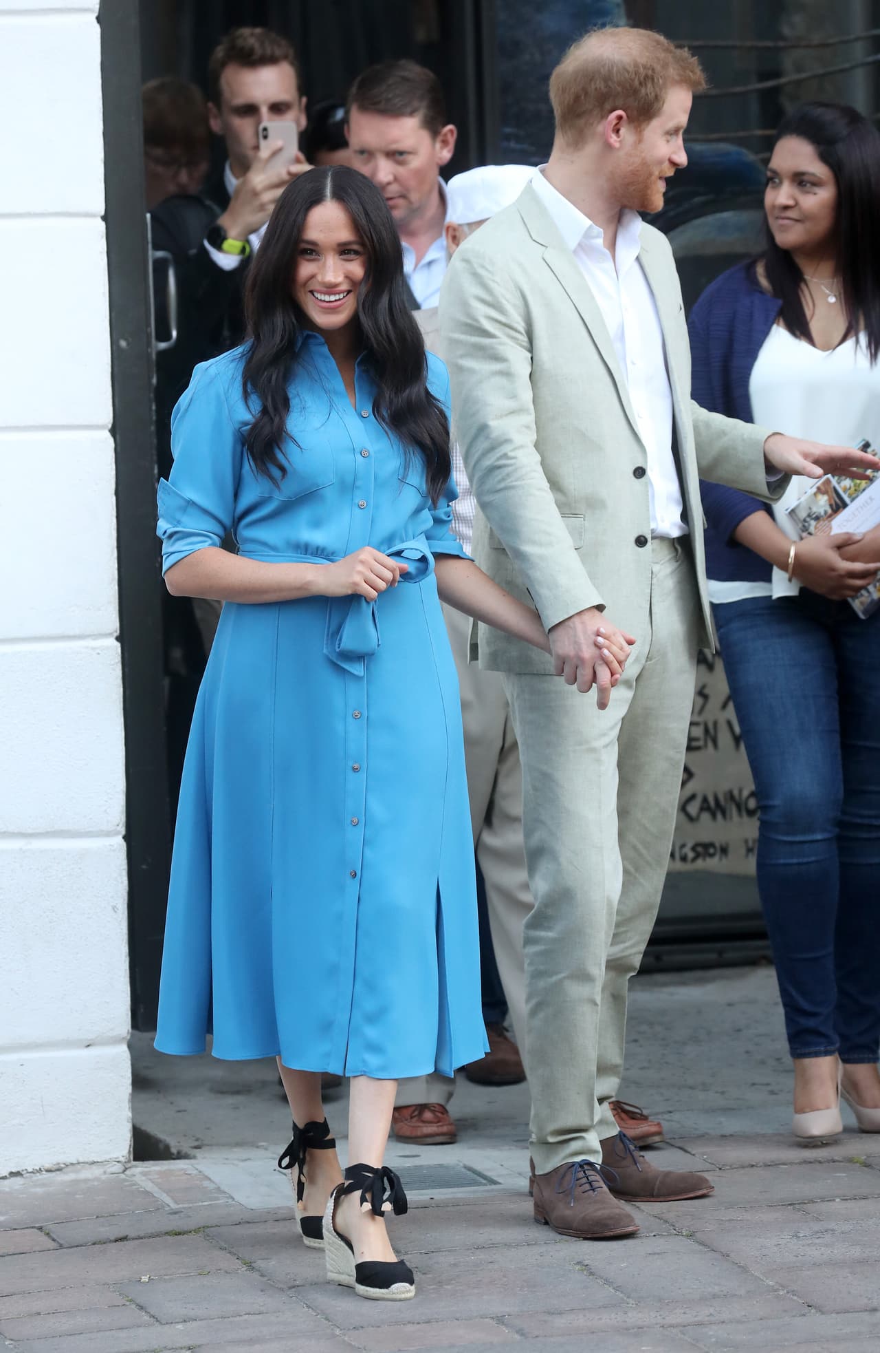 Después de estar en la Iglesia Metodista Nyanga, el príncipe Harry y Meghan Markle visitaron el
<b><a href="https://www.districtsix.co.za/" target="_blank">Museo del Distrito 6</a></b> (foto), el cual honra a miles de familias expulsadas de la zona, según un reporte de
<b> <a href="https://www.dailymail.co.uk/news/article-7495223/Meghan-Markle-Prince-Harry-visit-Cape-Towns-poignant-District-6-Museum.html" target="_blank">Daily Mail</a>. </b>