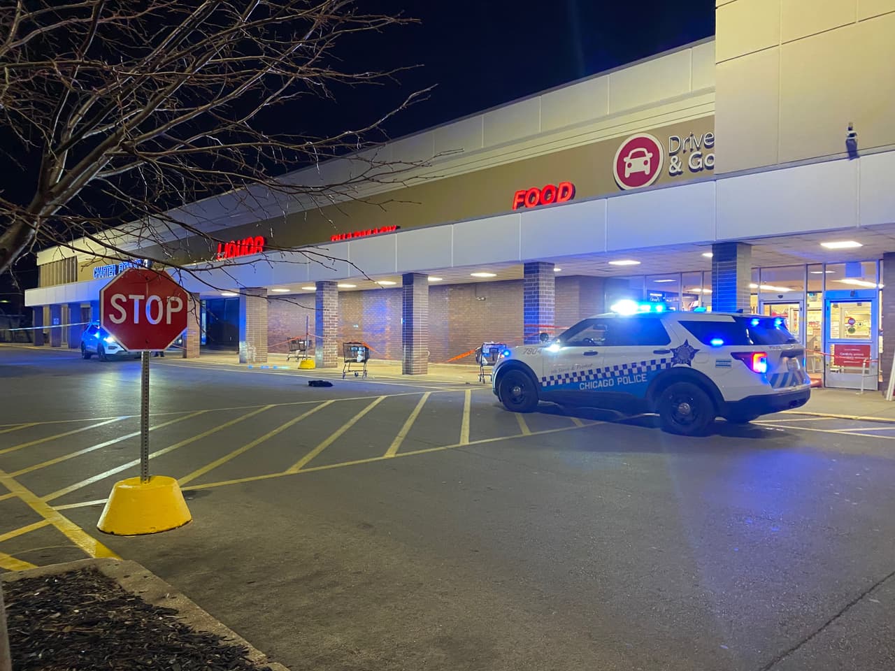 Acaba una pelea con un hombre baleado afuera de un concurrido supermercado de Chicago