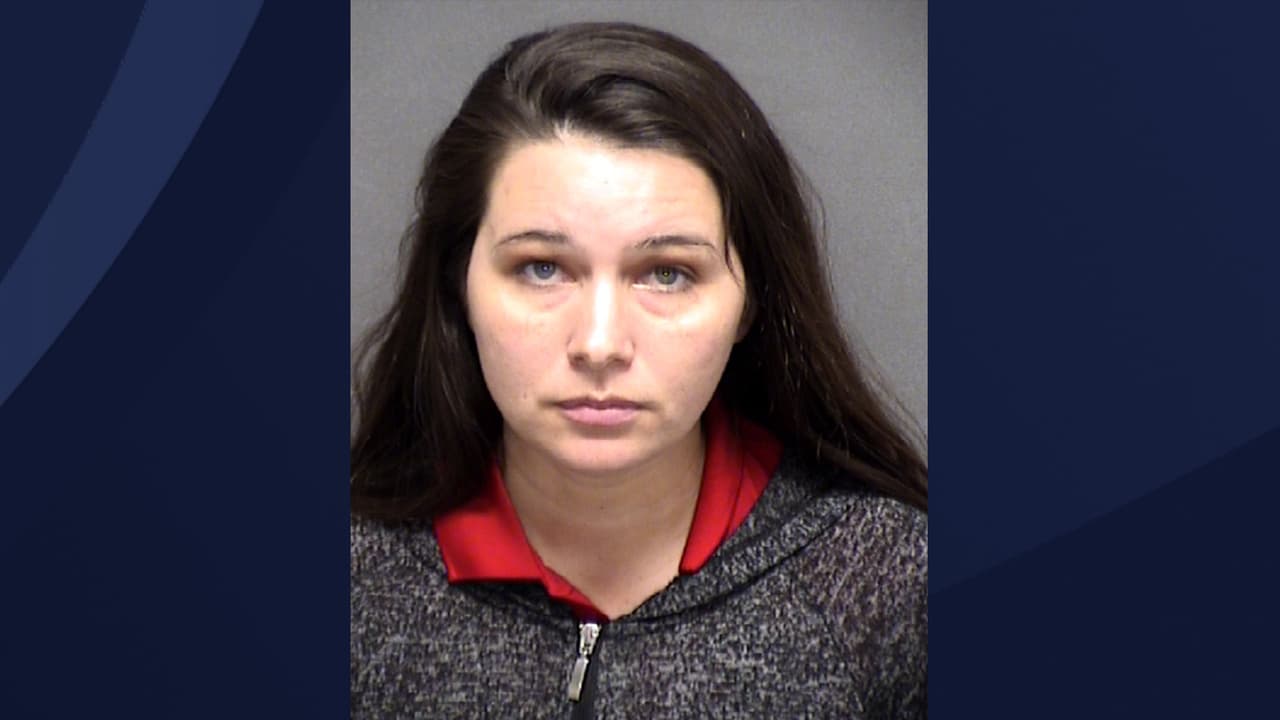 Niño encontrado descalzo y amarrado de manos fue maltratado por su madre, según autoridades 