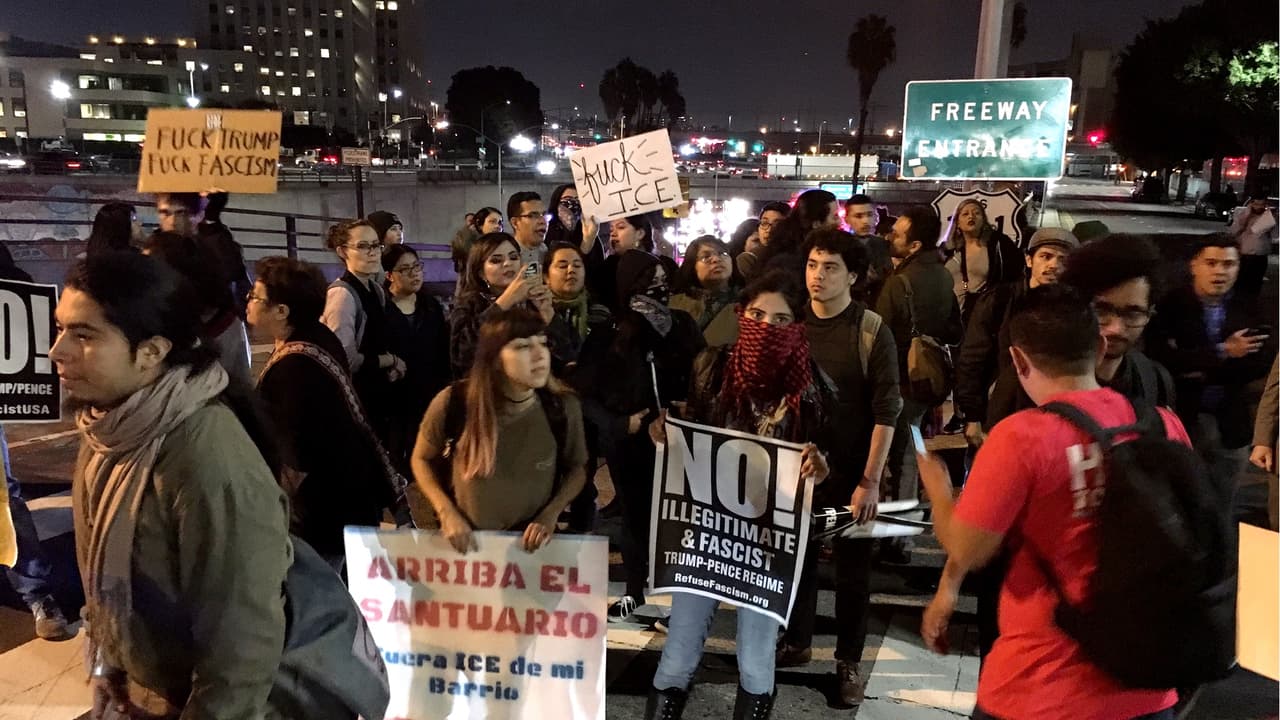 Bloquean acceso a una autopista durante protesta por operativos de ICE en Los Ángeles