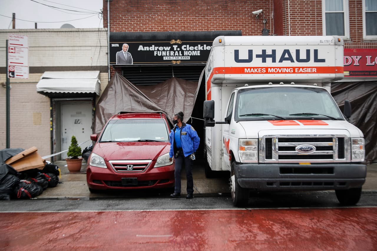 Luego apuntó, refiriéndose a los trabajadores de la funeraria: "¿Por qué diablos no alertaron al estado, que los regula, o fueron a una comisaría de la policía de Nueva York, pidiendo ayuda? Hacer algo más que dejar los cuerpos allí".