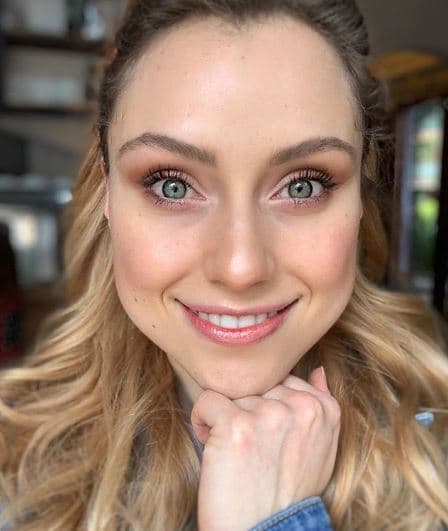 Después, entre 2013 y 2014, la joven actriz interpretó a Virginia Aréchiga en 'Lo que la vida me robó', una adaptación de la novela 'Bodas de odio', que fue emitida en 1983 y protagonizada por Christian Bach y Miguel Palmer.