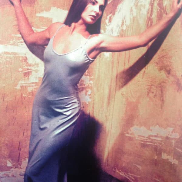 A los 15 años se dedicó de lleno al modelaje, llegando a importantes pasarelas del mundo.