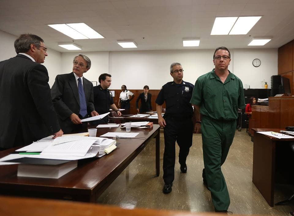 El abogado solicitó un nuevo juicio en el cual declaró uno de los muchachos que acompañaban a Johny la noche del crimen. Otra testigo, Mary Luz Santana, apareció el último día y dijo que lo vio todo. Ella había querido declarar, pero su madre no se lo permitió. 25 años después cuando vio a Hincapie en los titulares, no pudo callar más.