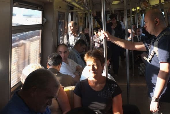 Los neoyorquinos recuperaron así este lunes gran parte de su amplia red de transporte público, que utilizan a diario una media de once millones de personas, principalmente la red de metro, inaugurada en 1868 y que en la actualidad cuenta con 24 líneas y más de 400 estaciones, por las que se movilizan cada día unos cinco millones de neoyorquinos.
