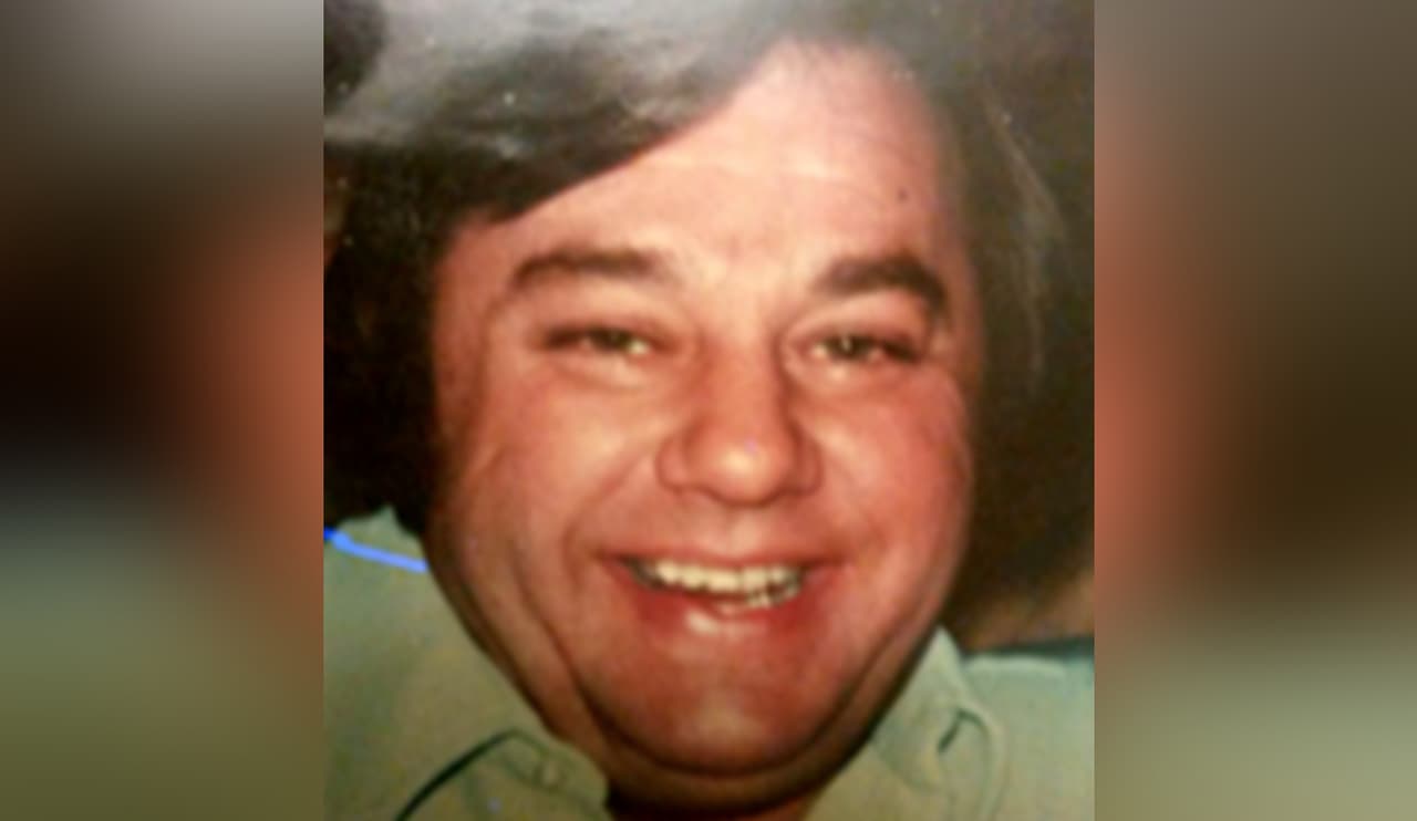 <b>Charles Bates</b>, de 51 años, fue apuñalado en el restaurante que administraba cerca de San Antonio. Un empleado lo encontró muerto en el "PoFolks" de Balcones Heights en la mañana del 22 de mayo de 1983. Alguien se había llevado dinero del local. De acuerdo con DPS, un conocido de Bates podría haberlo asesinado.