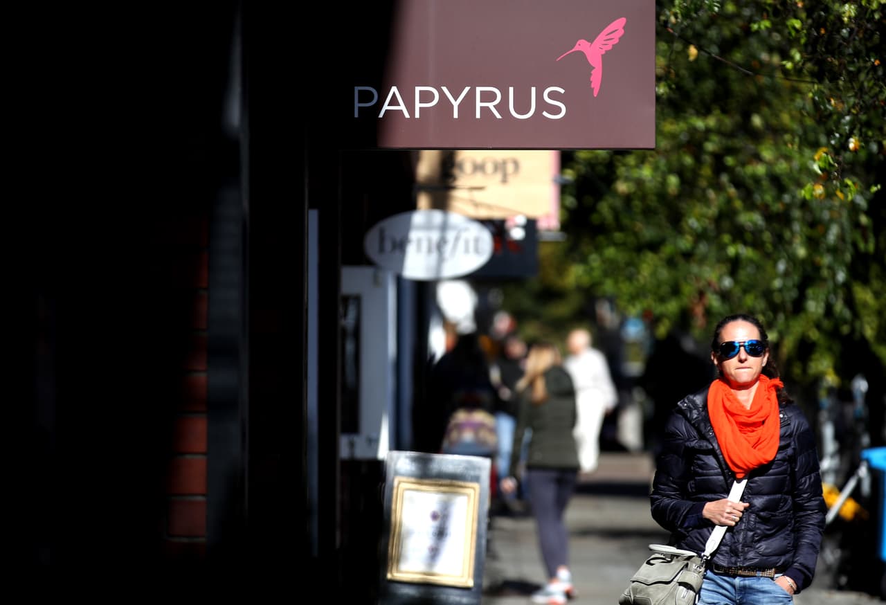 Los compradores también envían cada vez más correos electrónicos o mensajes de texto en lugar de comprar tarjetas. Las tiendas CVS y Walmart han reducido el espacio físico para tarjetas en sus establecimientos en los últimos años.
<br>