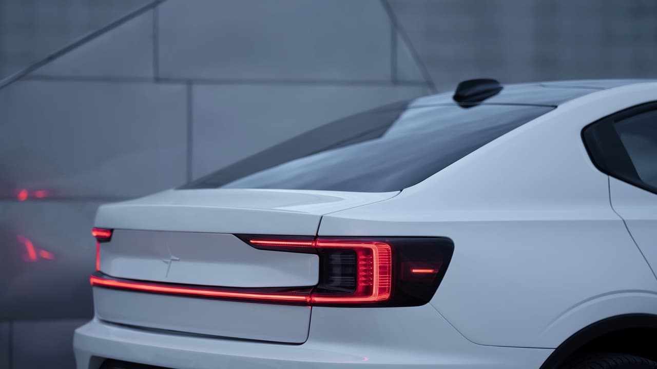 Maximilian Missoni, jefe de diseño de Polestar, nos dijo que decidieron "traer algo distinto al segmento. Nuestro diseño 
<i>avant-garde</i> es una evolución del Polestar 1, que logra una 
<b>impresión más atrevida y moderna</b>".