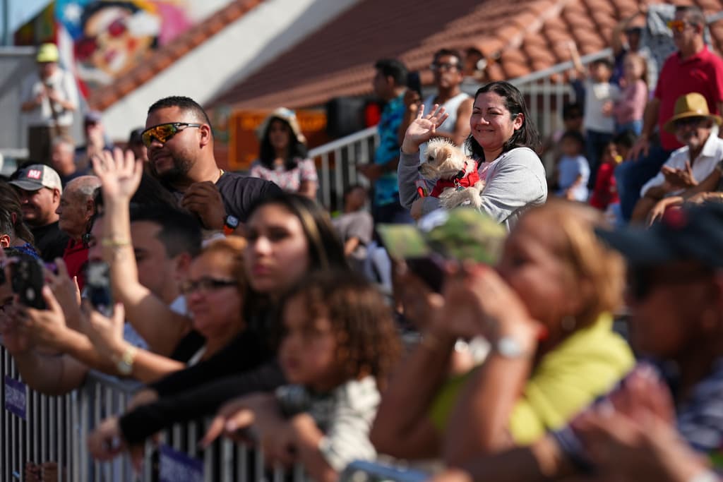 Muchos espectadores durante el recorrido del Desfile de los Reyes Magos.