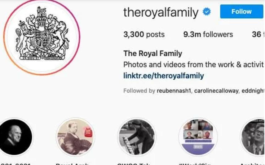 Cuando ocurrió su muerte, y durante las siguientes dos semanas, las cuentas de la reina sustituyeron la foto de perfil que tenían por el escudo real en blanco y negro en señal de duelo. 
<br>