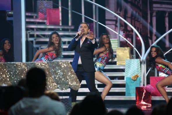 Taco de ojo para Larry Hernández. Las chicas de Nuestra Belleza Latina lo recibieron en bikini y por supuesto que él no se quejó.