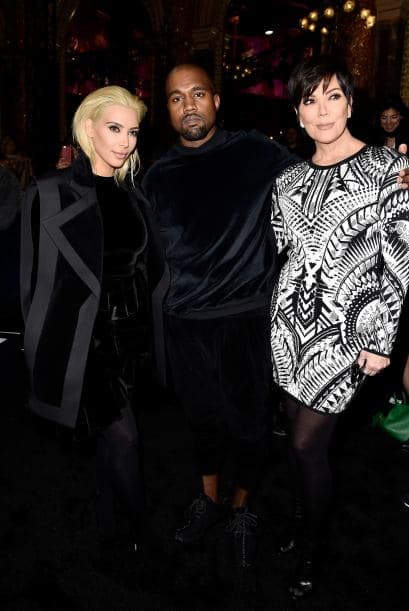 No lo sabemos, pero vaya que luce muy diferente. Kris acompaña a la parejita.