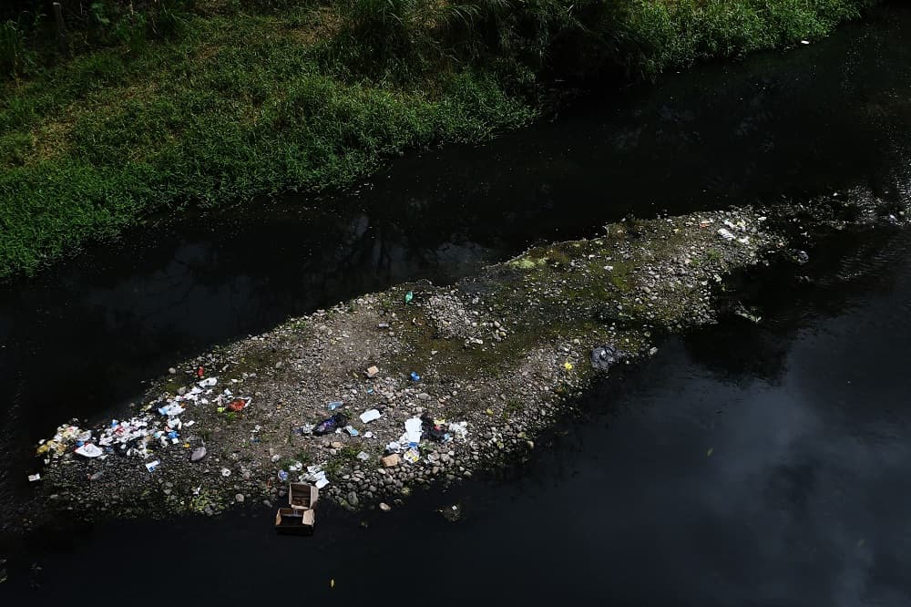 La situación ha empeorado en las últimas semanas. "Aquí nos vino la pura desgracia, nos quedamos sin peces", afirmó José Alfonso Polanco, habitante de Piñuelas al ver la cantidad de cadáveres en las aguas. Y es que desde lo alto de un puente de madera de esta aldea se ve cómo los peces son arrastrados corriente abajo, con un fuerte olor pestilente que atrae a las aves carroñeras.