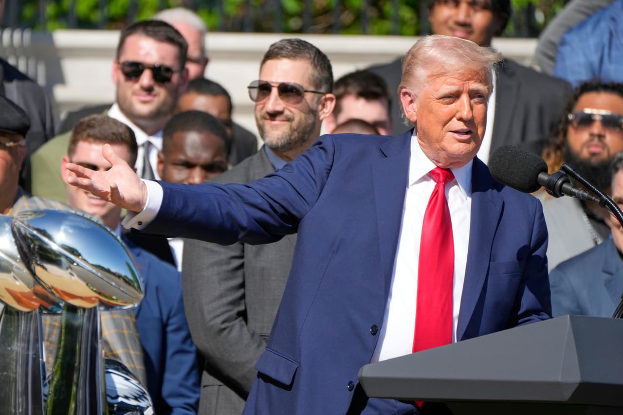 Aún así, Trump llamó a 
<b>Hurts un "tipo fantástico y un jugador fantástico"</b> que tuvo "una actuación estelar tras otra" ayudando a los Eagles a lograr una temporada regular de 14-3 y su carrera hacia el Super Bowl. "Los Eagles han resultado ser un equipo increíble, un grupo increíble", dijo Trump.