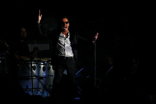 Acompañado de diez musicos y 300 extras que se encargaron de hacer algunas coreografías a la música de Marc.