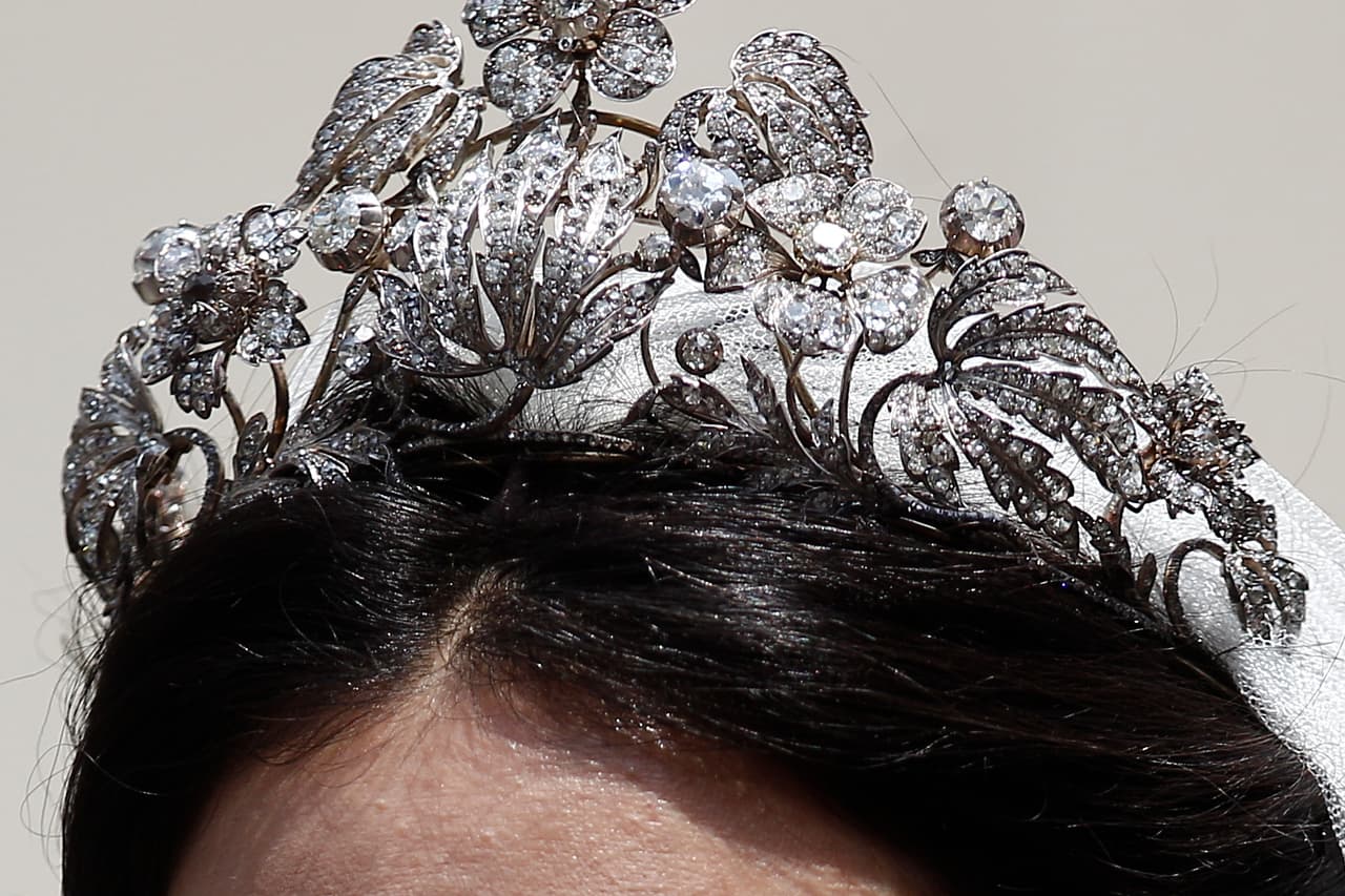 Se reveló que la tiara que usó, se trata de una joya real compuesta en plata y oro, adornada con diamantes y motivos florales entrelazadas como símbolo de la lealtad.