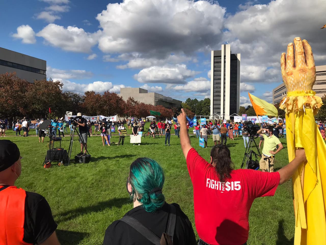 Aunque el evento inicial buscaba "celebrar la democracia", los asistentes fueron sorprendidos al conocer los resultados del conteo de votos en Pensilvania.