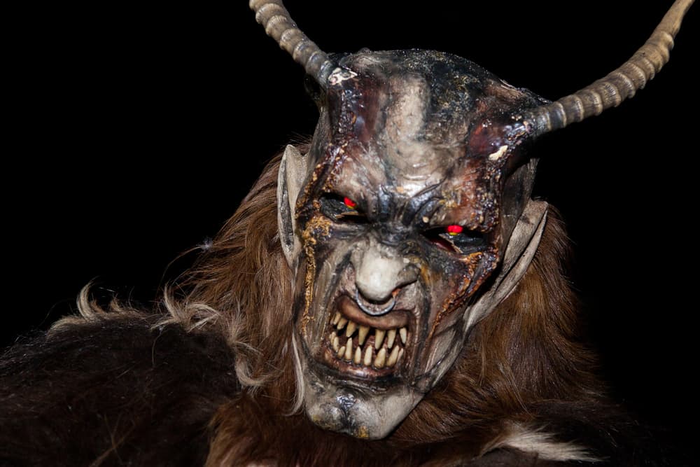 El culto de Camazotz empezó alrededor de 100 a. C. entre los indios zapotecas de Oaxaca, México; quienes veneraban un monstruo antropomórfico con cuerpo de hombre y cabeza de murciélago.