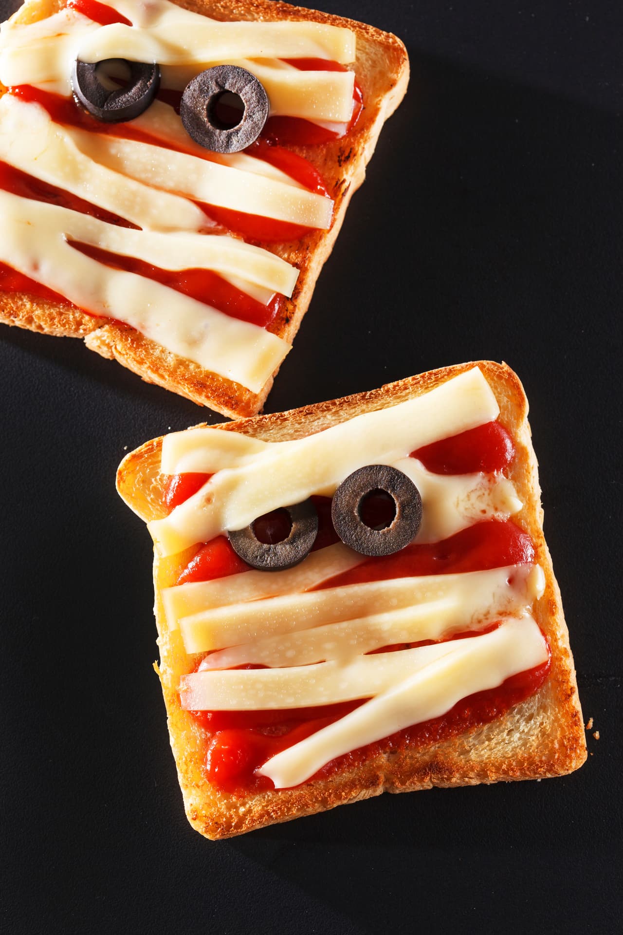 Con sólo un poco de creatividad y un par de elementos de tu refrigerador recibirás el aplauso de todos al aparecer sirviendo estos platillos en tu mesa.