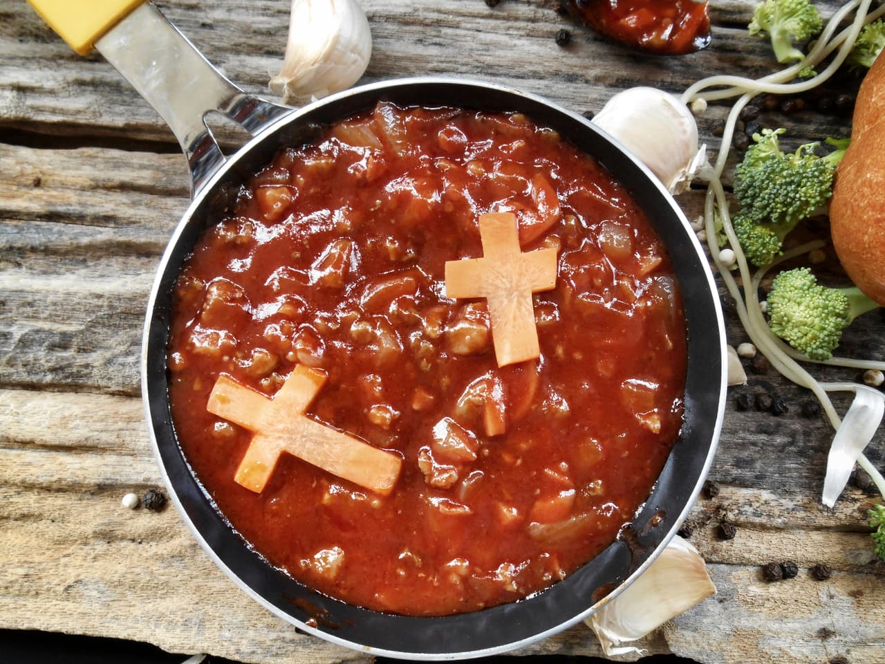 ¡Y no hay que olvidar la salsa! Para evitar que algún vampiro se acerque, coloca trozos de queso cortados en forma de cruz sobre tu salsera. ¡Un toque encantador para tu Halloween!