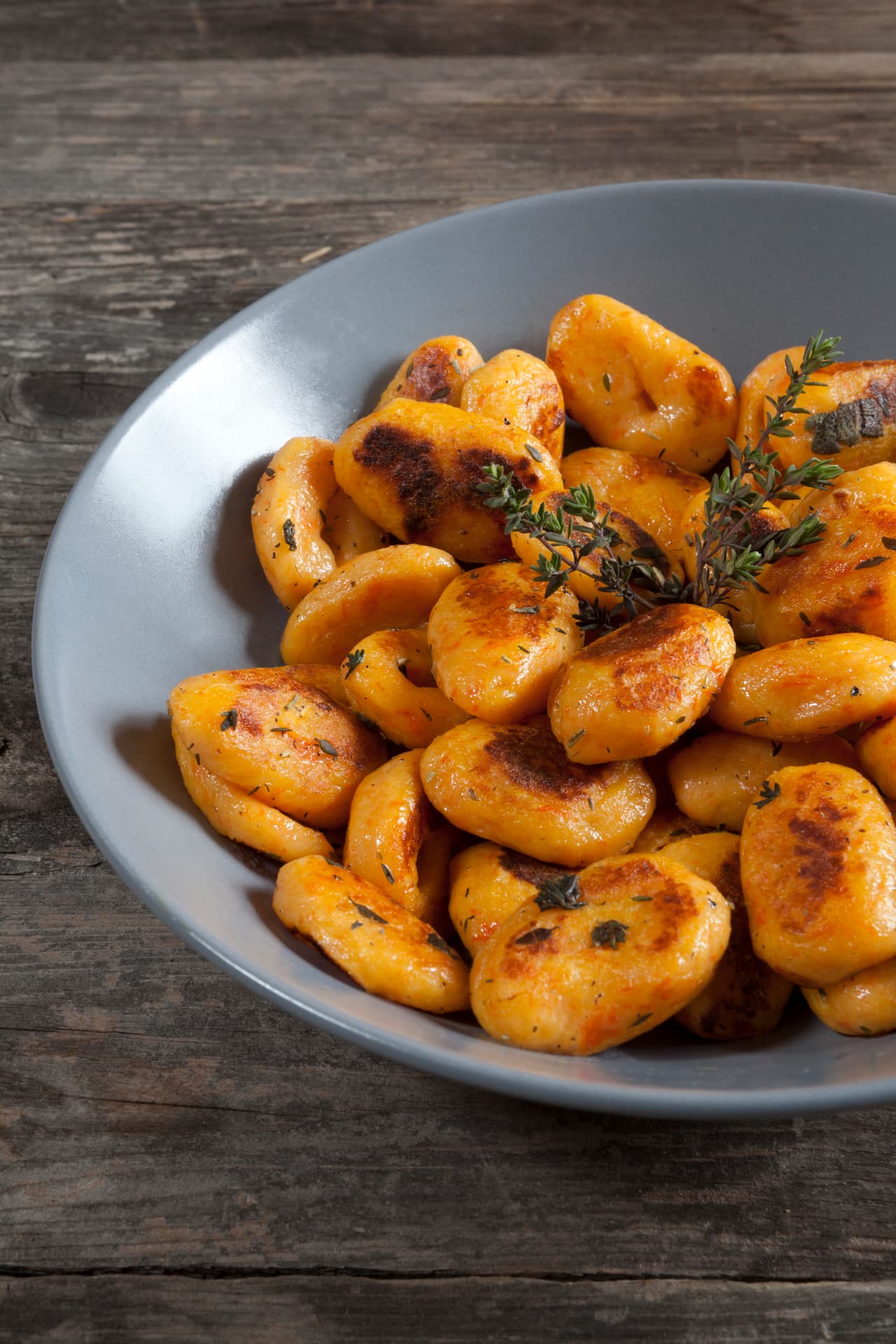 Puedes colocar palillos cerca de un plato con pasta de gnocchi revuelta con 'dumplings' de calabaza y verás cómo tus invitados enloquecen.