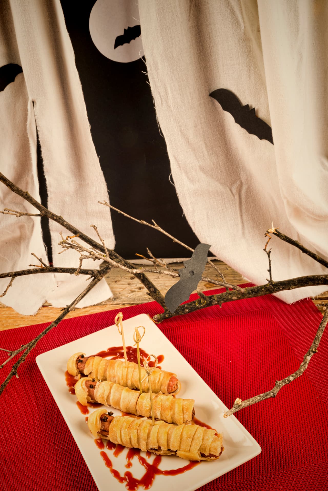 En definitiva, uno de los recursos más útiles para agregar misterio y terror a las botanas son las mismísimas salchichas.