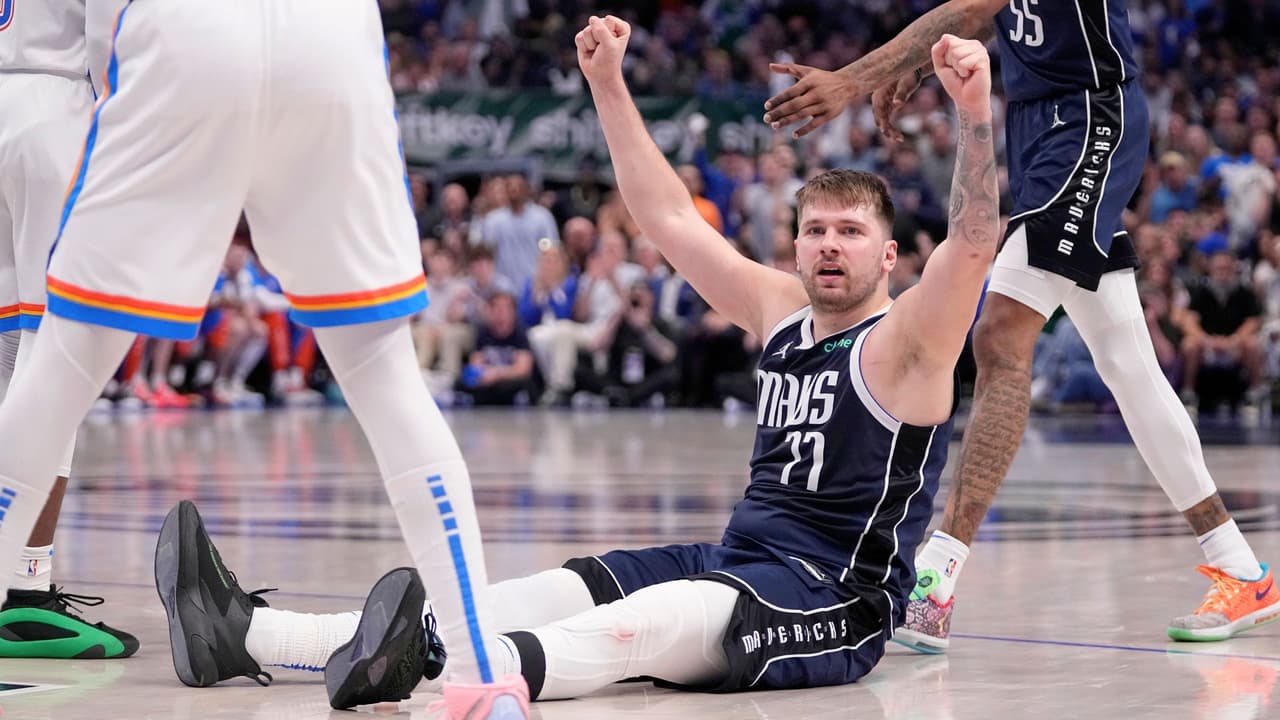 El jugador de los Dallas Mavericks Luka Doncic (77) celebra en la segunda mitad del cuarto partido de la segunda ronda de los playoffs de la NBA contra los Oklahoma City Thunder el lunes 13 de mayo de 2024, en Dallas.