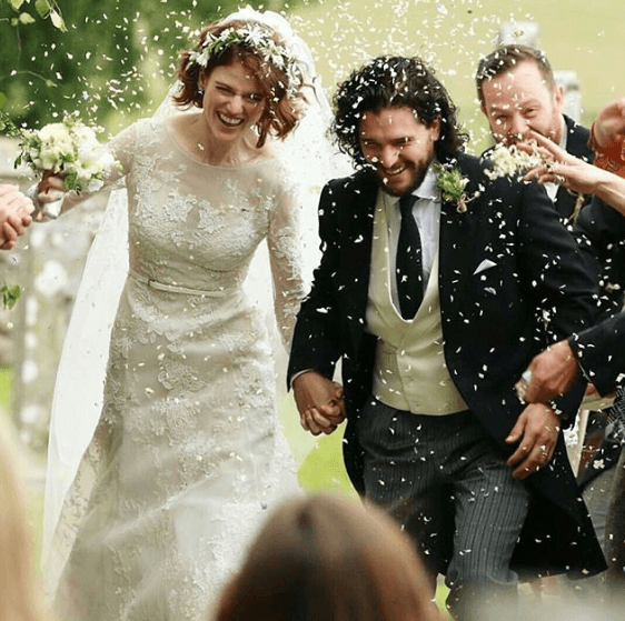 El País también destacó que el sobre de la invitación llevaba un sello especial y de edición limitada del Royal Mail, el correo británico, con Kit Harington caracterizado como Jon Snow, personaje que interpretó en 'Game of Thrones'.