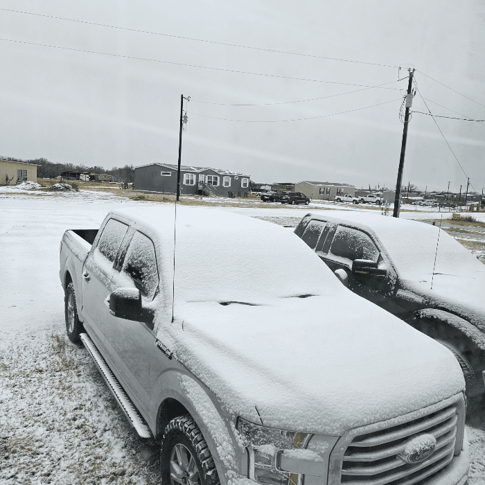 La tormenta invernal trajo una densa capa de nieve que cubrió la ciudad y varias zonas del centro de Texas.
<br>
<br>Usuarios de Univision enviaron las imágenes de cómo vivieron la primer nevada del 2025.