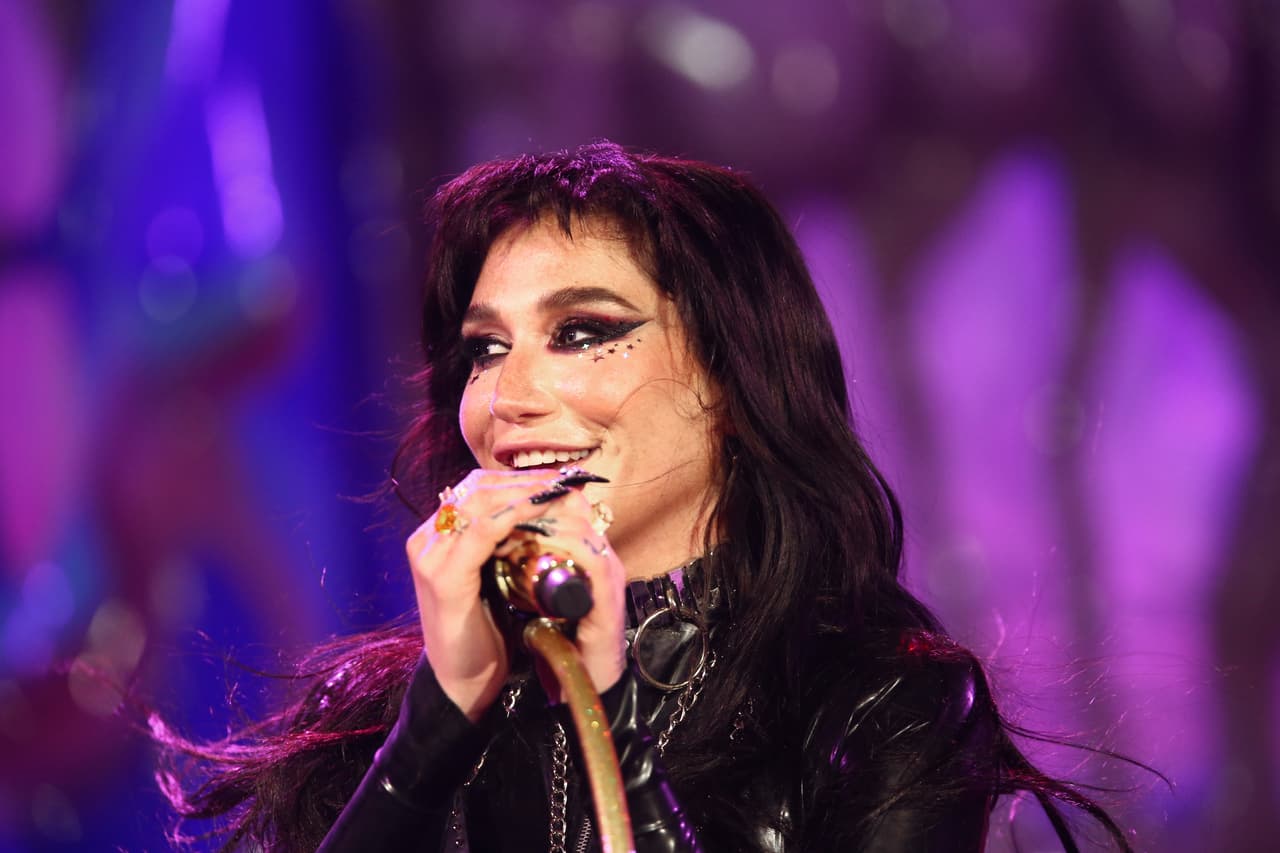 Lukasz Gottwald, nombre real del productor, demandó a la intérprete de 
<b><a href="https://www.youtube.com/watch?v=sqV9iWiSWh8" target="_blank">'High road'</a></b> por difamación en el año 2014. 
<br>