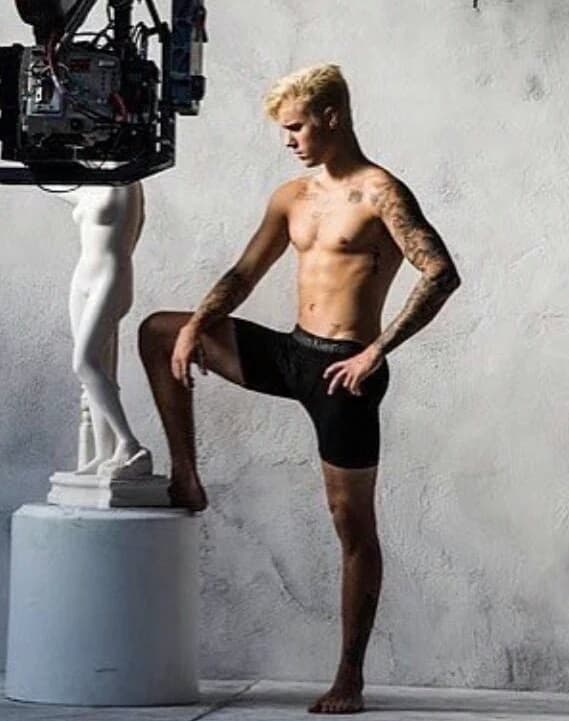 Justin Bieber lo hizo de nuevo, posó en ropa interior y mostró su musculatura.