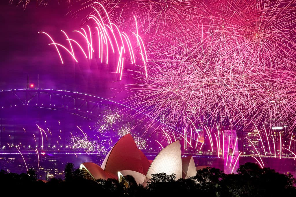 Una de las primeras naciones en celebrar fue Australia, donde se desarrolló un espectáculo de fuegos artificiales desde el puerto, a un costado de la ópera de Sídney, el cual deslumbró a los espectadores.
